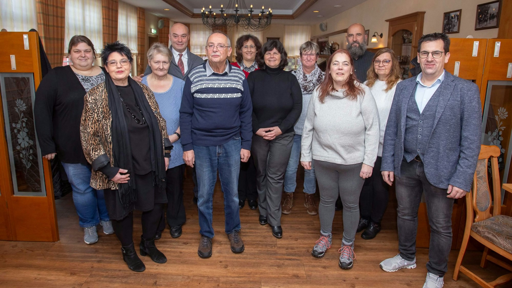 Eine Gruppe steht gemeinsam beisammen für ein Foto.