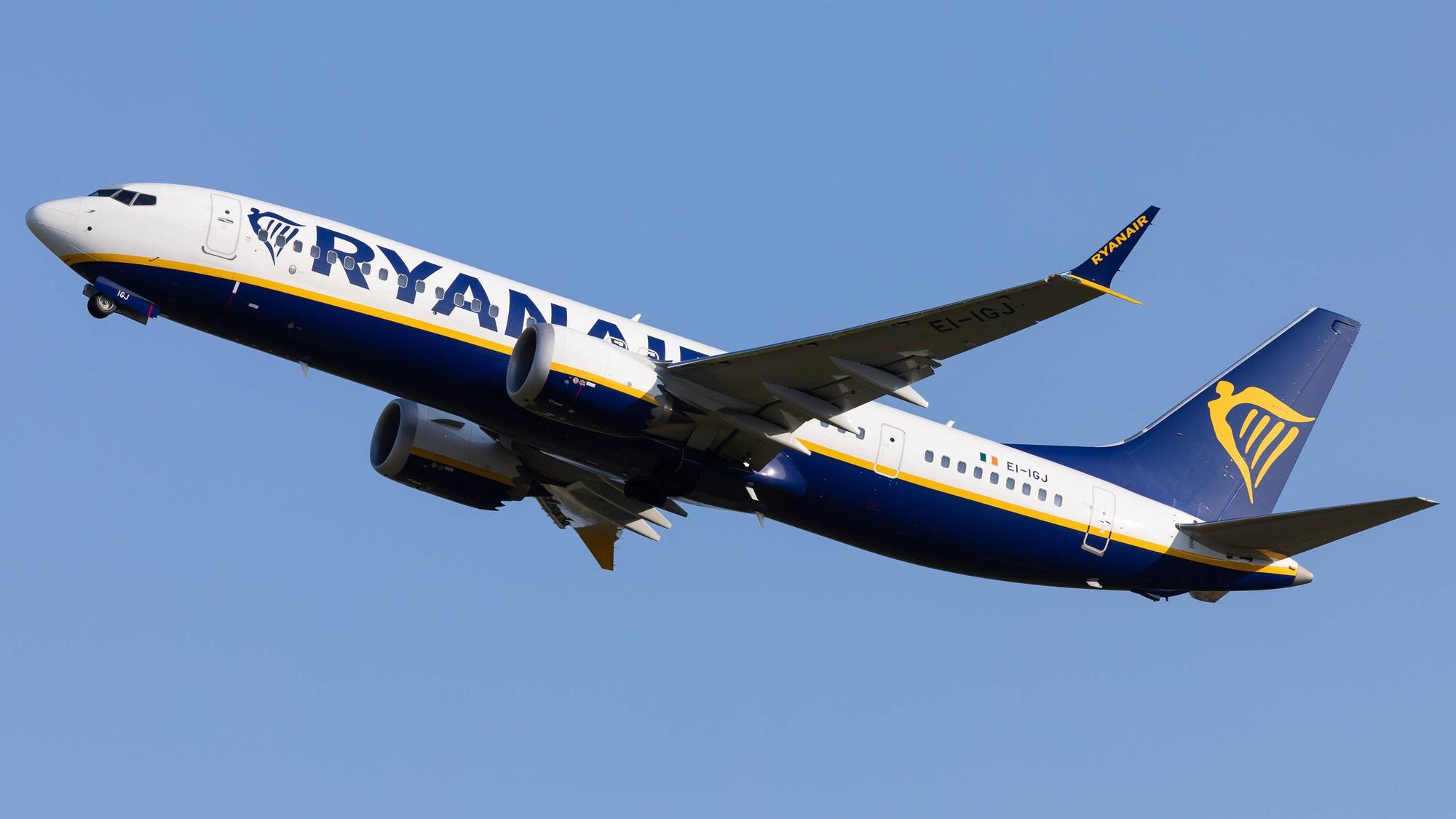 Eine Boeing 737 der irischen Fluggesellschaft mit ihrer markanten Lackierung in gelb, blau und weiß beim Start. (Symbolbild)