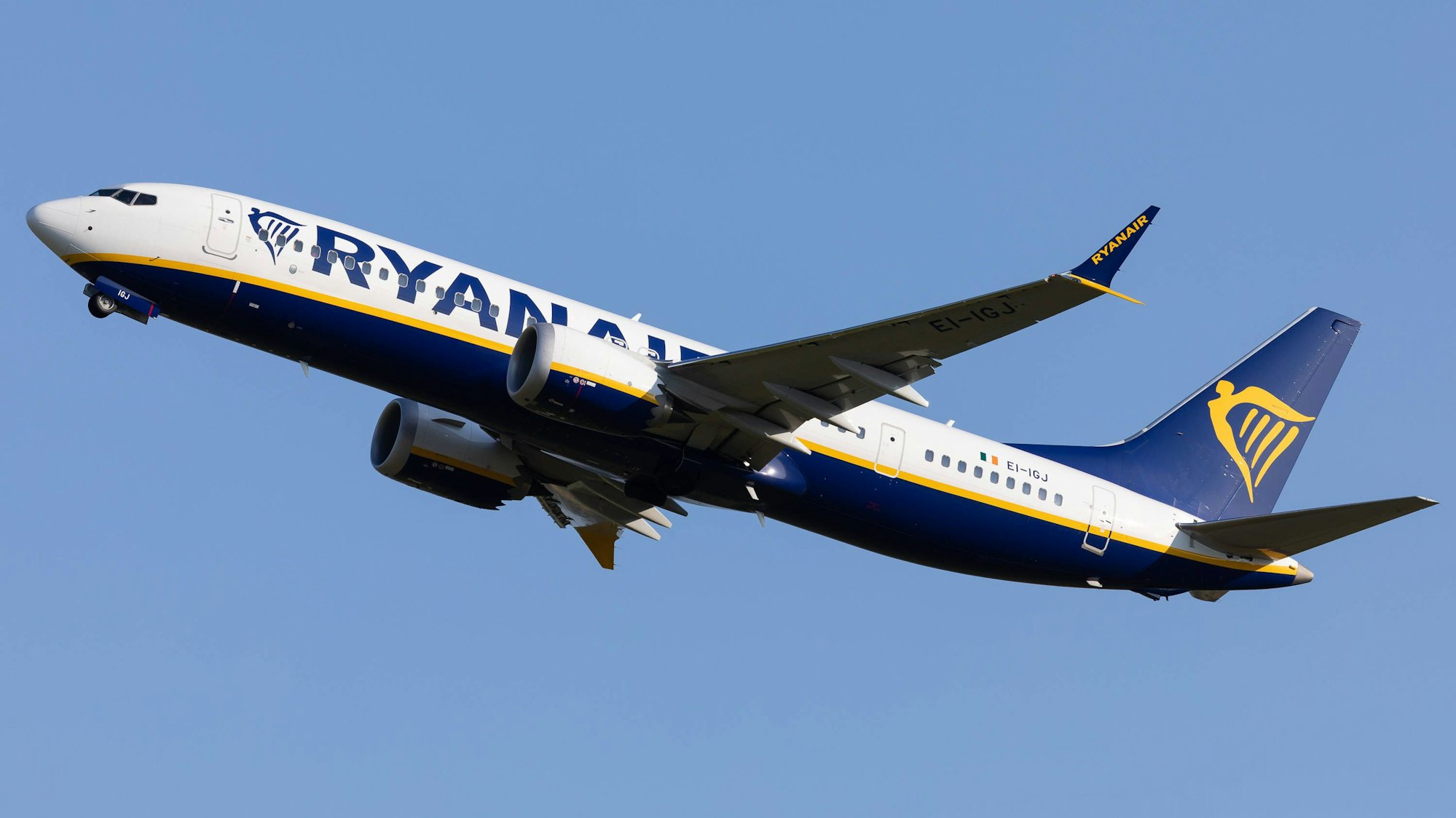 Eine Boeing 737 der irischen Fluggesellschaft mit ihrer markanten Lackierung in gelb, blau und weiß beim Start. (Symbolbild)