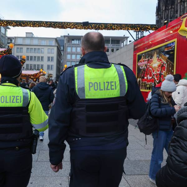 30.11.2023
Köln:
Polizistenstreife auf dem Weihnachtsmarkt am Dom unterwegs
Foto: Martina Goyert