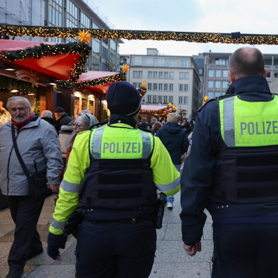 30.11.2023
Köln:
Polizistenstreife auf dem Weihnachtsmarkt am Dom unterwegs
Foto: Martina Goyert