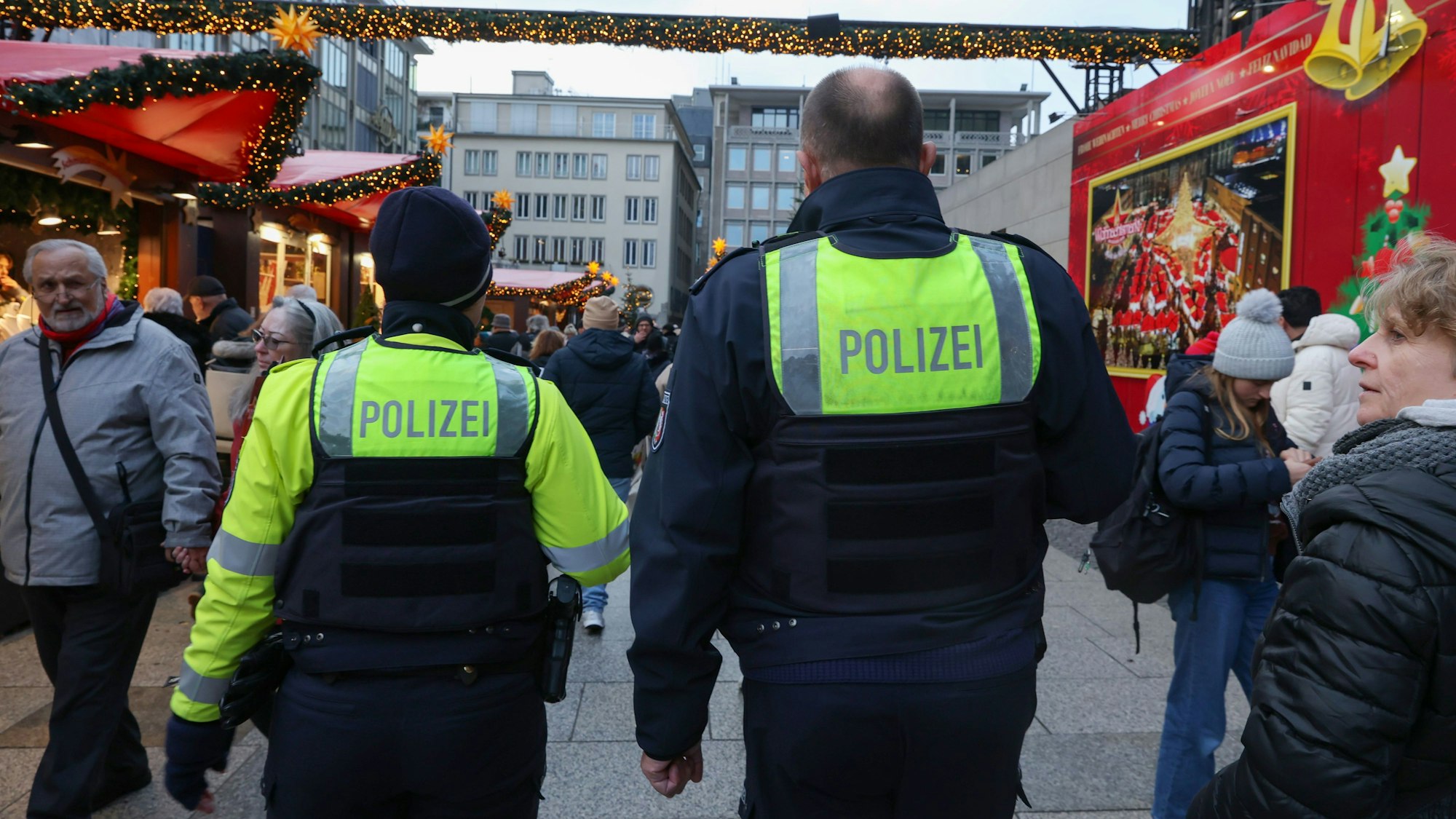 30.11.2023
Köln:
Polizistenstreife auf dem Weihnachtsmarkt am Dom unterwegs
Foto: Martina Goyert
