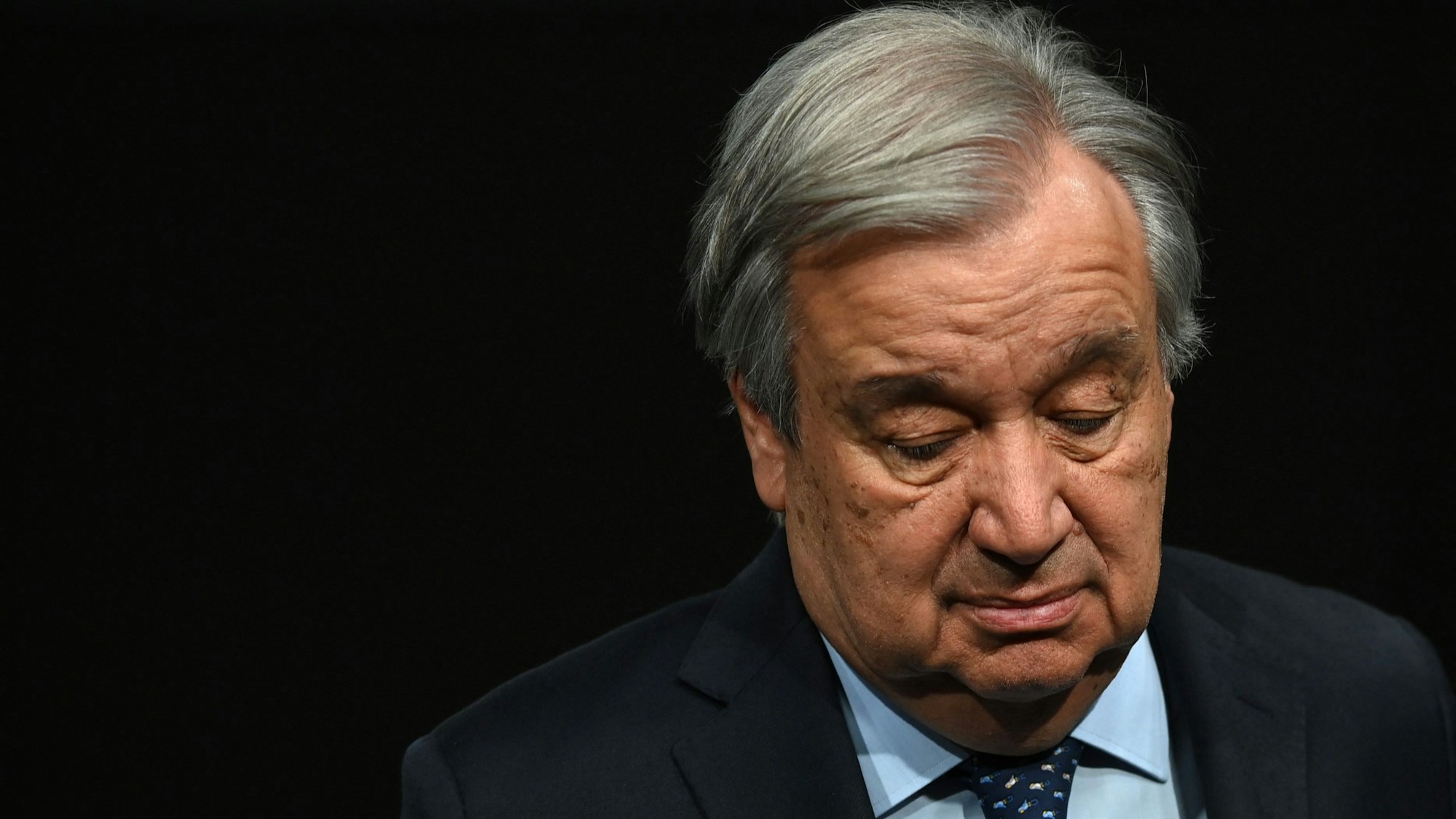 UN-Generalsekretär António Guterres blickt auf den Boden.