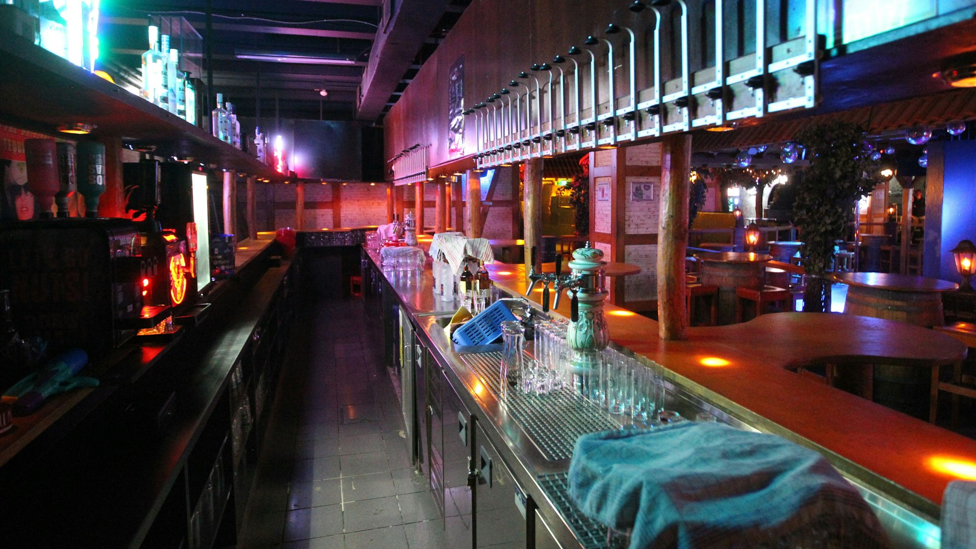 Die bunt beleuchtete Theke im Inneren der geschlossenen Discothek Klangfabrik in Siegburg.