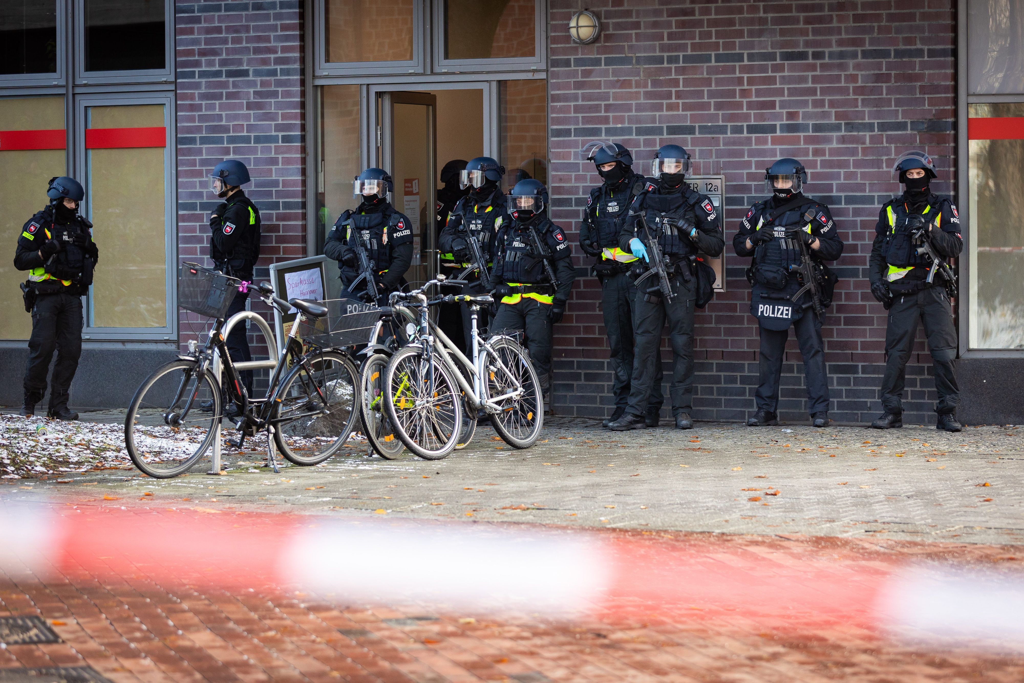 30.11.2023, Niedersachsen, Lehrte: Einsatzkräfte der Polizei sind in einem abgesperrten Bereich vor einem Jobcenter im Einsatz.