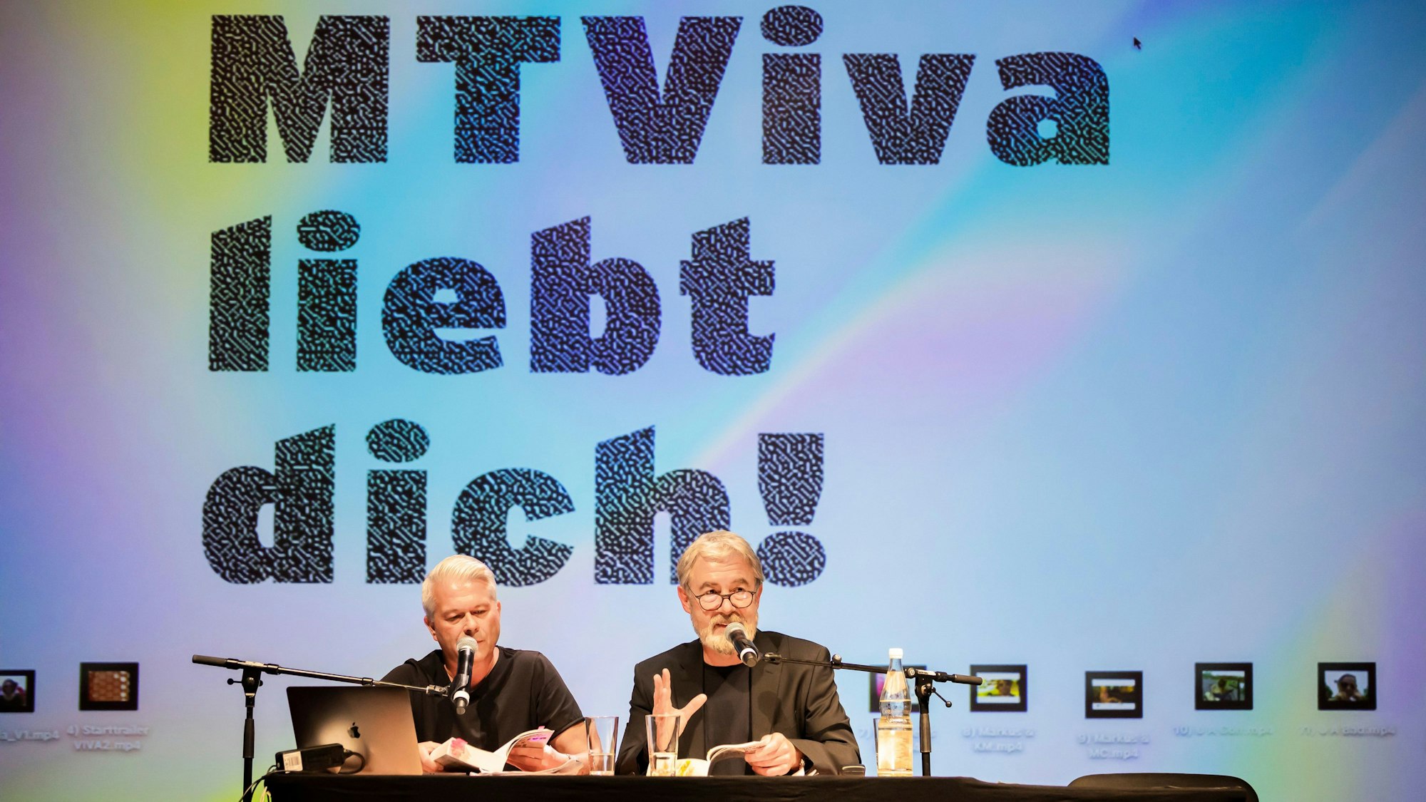 Markus Kavka (l) und Elmar Giglinger, Autoren von„ MTViva liebt dich! Die elektrisierende Geschichte des deutschen Musikfernsehens“, bei einer Lesung in Berlin.