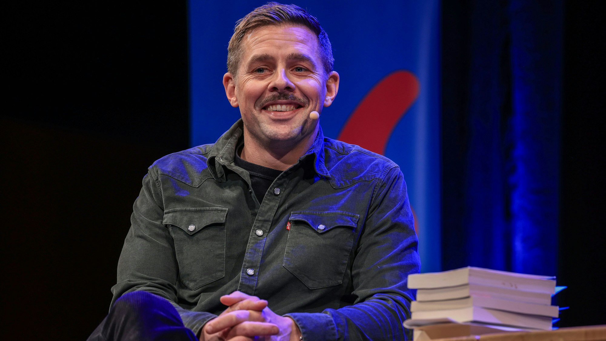 Klaas Heufer-Umlauf, Fernsehmoderator, Schauspieler, Sänger, Entertainer und Fernsehproduzent, spricht auf einer Lesung beim Literaturfestival Lit.Cologne.