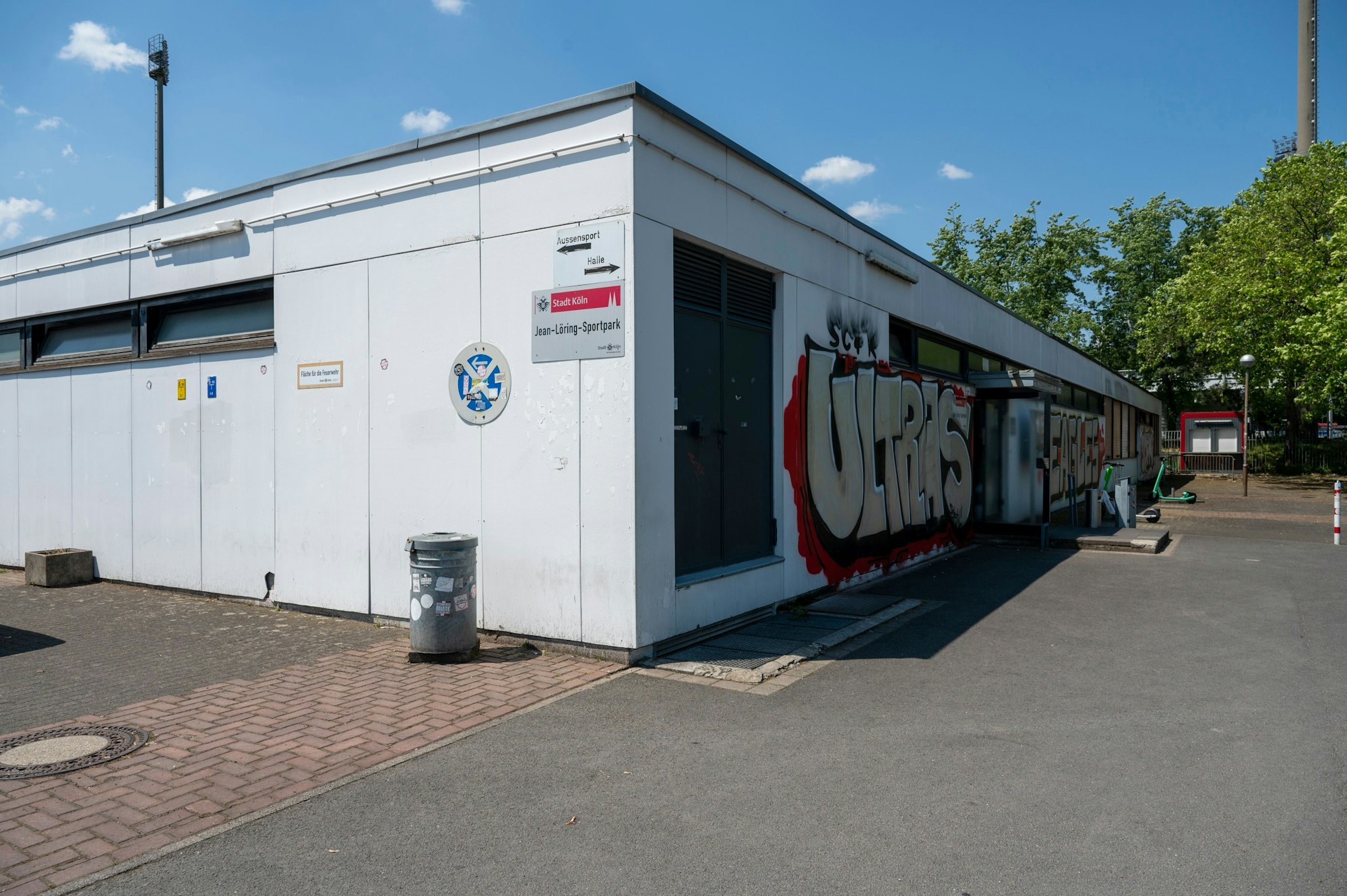 Blick auf die alte, beschmierte Sporthalle.