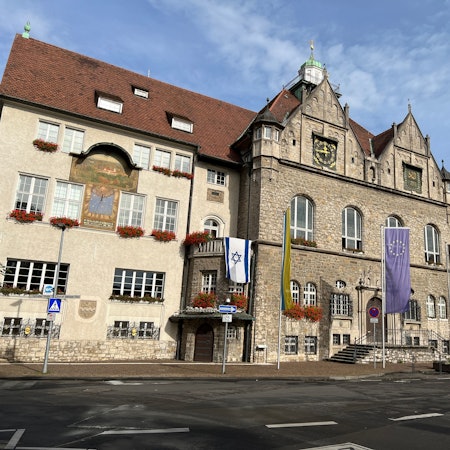 Im Bergisch Gladbacher Rathaus wird gerechnet, wie lange der Nothaushalt noch vermieden werden kann.