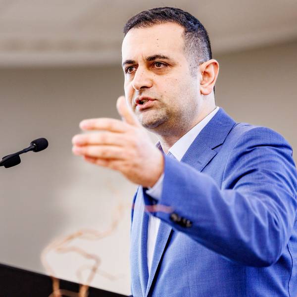 Bijan Djir-Sarai (FDP), Generalsekretär seiner Partei, spricht beim Landesparteitag der FDP Schleswig-Holstein in den Holstenhallen.