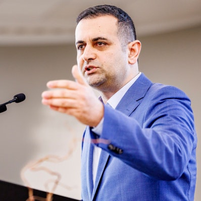 Bijan Djir-Sarai (FDP), Generalsekretär seiner Partei, spricht beim Landesparteitag der FDP Schleswig-Holstein in den Holstenhallen.