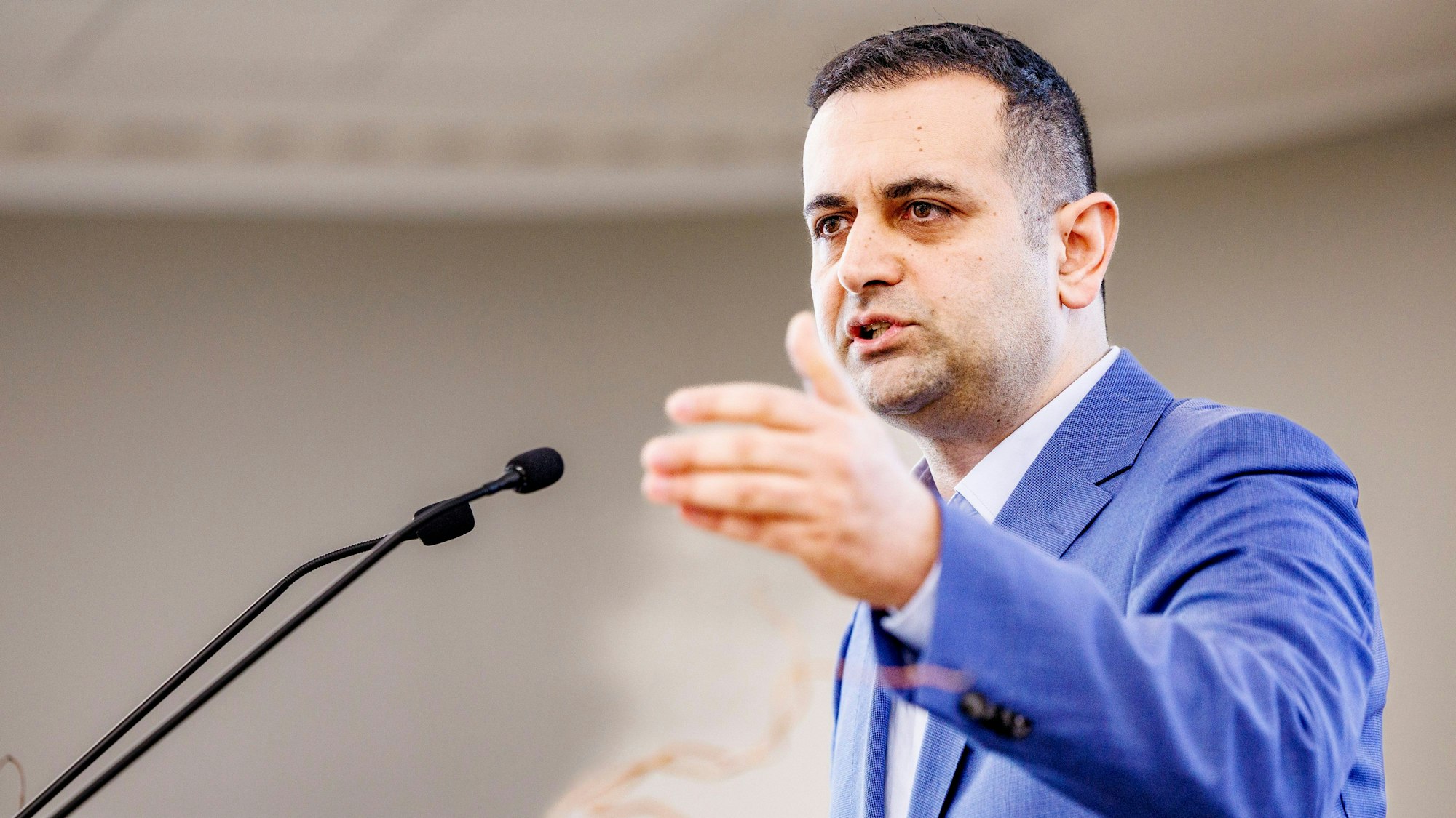 Bijan Djir-Sarai (FDP), spricht beim Landesparteitag der FDP Schleswig-Holstein in den Holstenhallen.