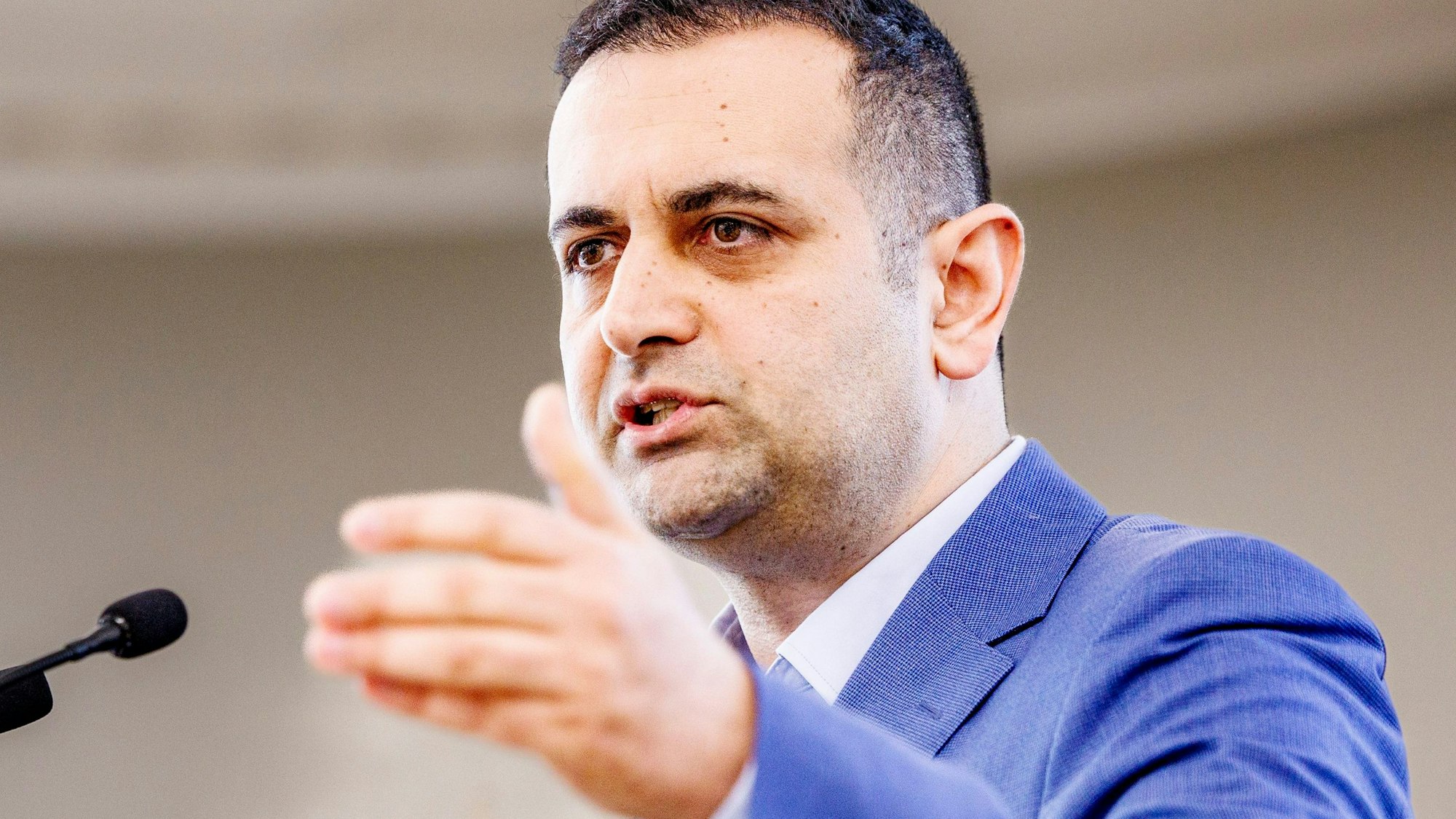 Bijan Djir-Sarai (FDP), Generalsekretär seiner Partei, spricht beim Landesparteitag der FDP Schleswig-Holstein in den Holstenhallen.