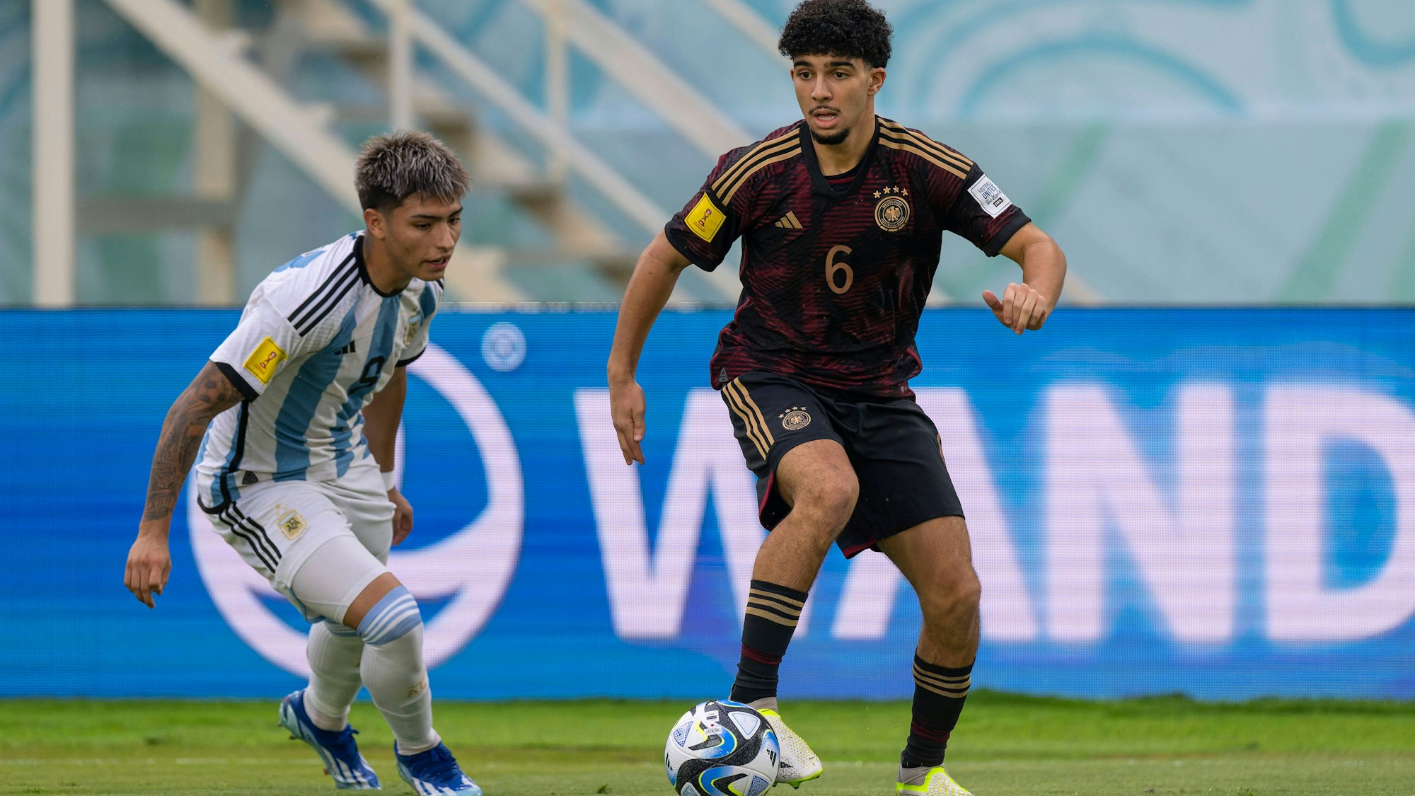 Zwei Fußballspieler kämpfen um den Ball.