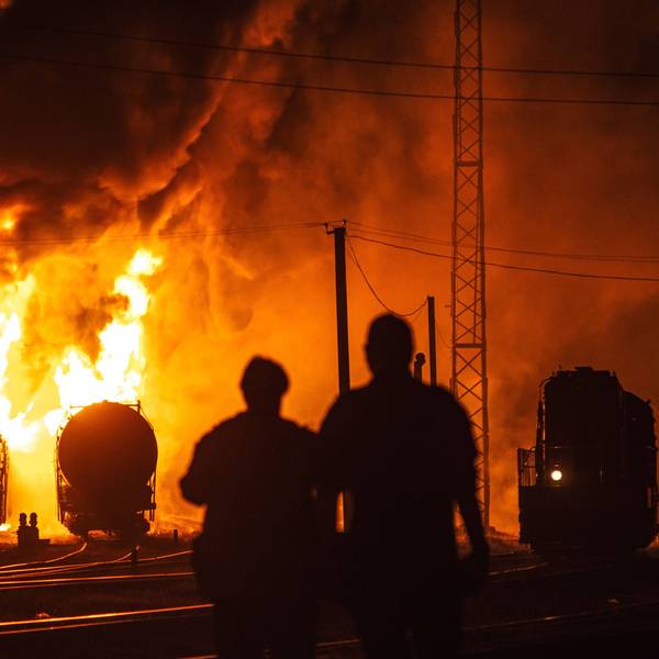 Ein Feuer am Bahnhof von Mushketovo nahe Donezk in den von Russland besetzten Gebieten der Ostukraine. Nun hat es offenbar gleich zwei weitere Schläge gegen das russische Eisenbahnnetz gegeben. (Archivbild)