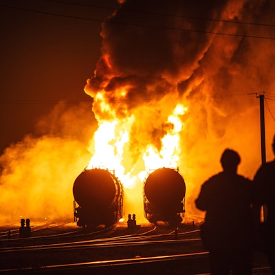 Ein Feuer am Bahnhof von Mushketovo nahe Donezk in den von Russland besetzten Gebieten der Ostukraine. Nun hat es offenbar gleich zwei weitere Schläge gegen das russische Eisenbahnnetz gegeben. (Archivbild)