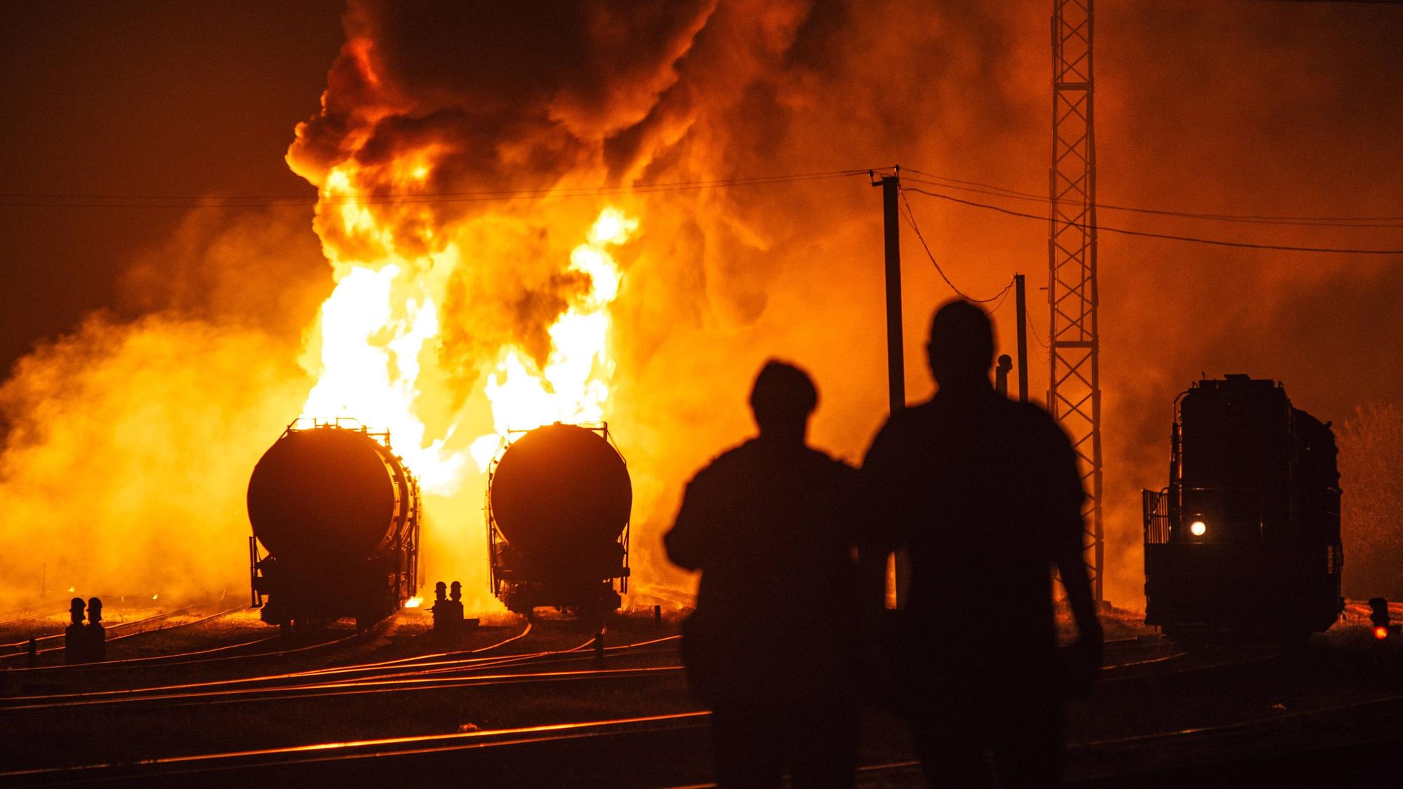 Ein Feuer am Bahnhof von Mushketovo nahe Donezk in den von Russland besetzten Gebieten der Ostukraine. Nun hat es offenbar gleich zwei weitere Schläge gegen das russische Eisenbahnnetz gegeben. (Archivbild)