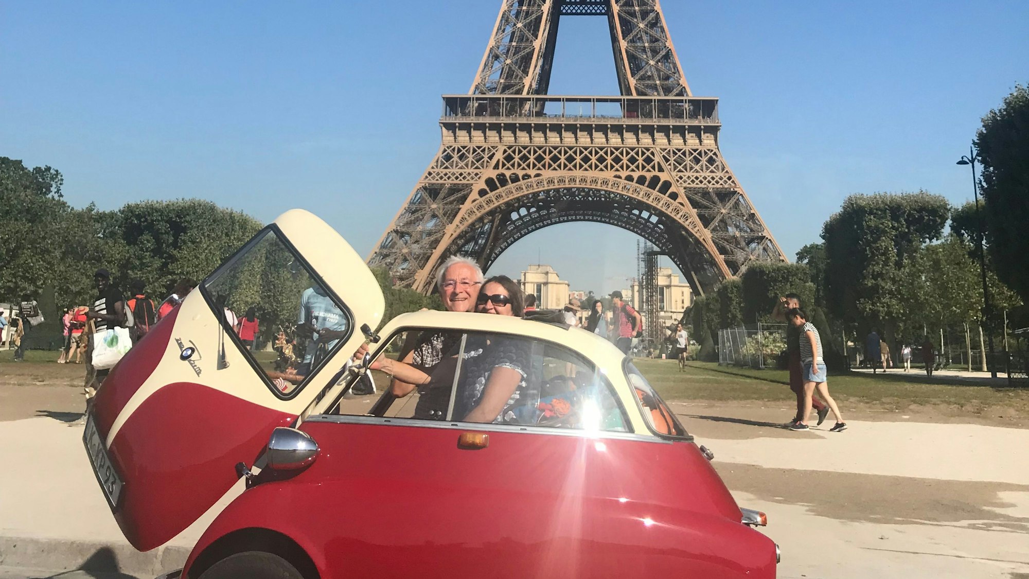 Peter Schmidt mit seiner Isetta vor dem Eiffelturm