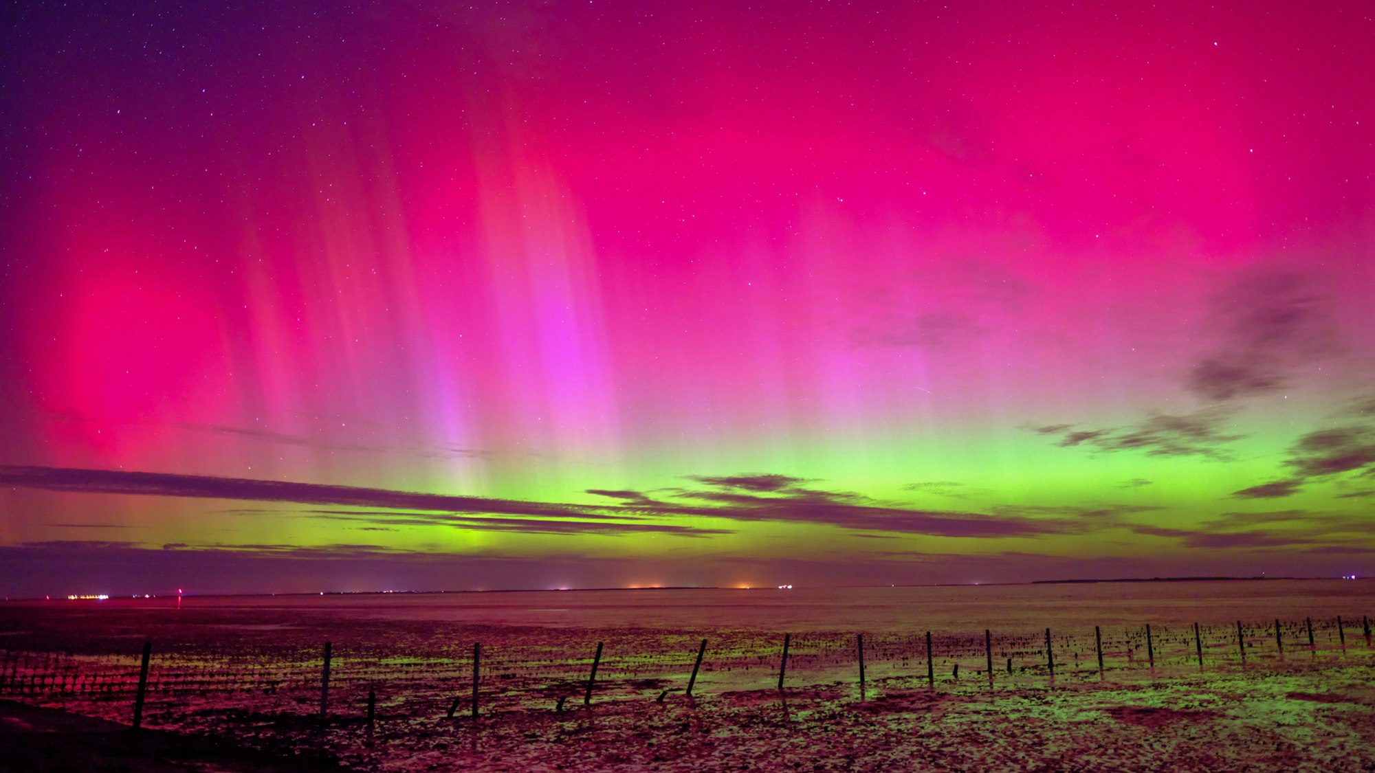 Polarlichter sind am Himmel über Schillig (Kreis Friesland) zu sehen.