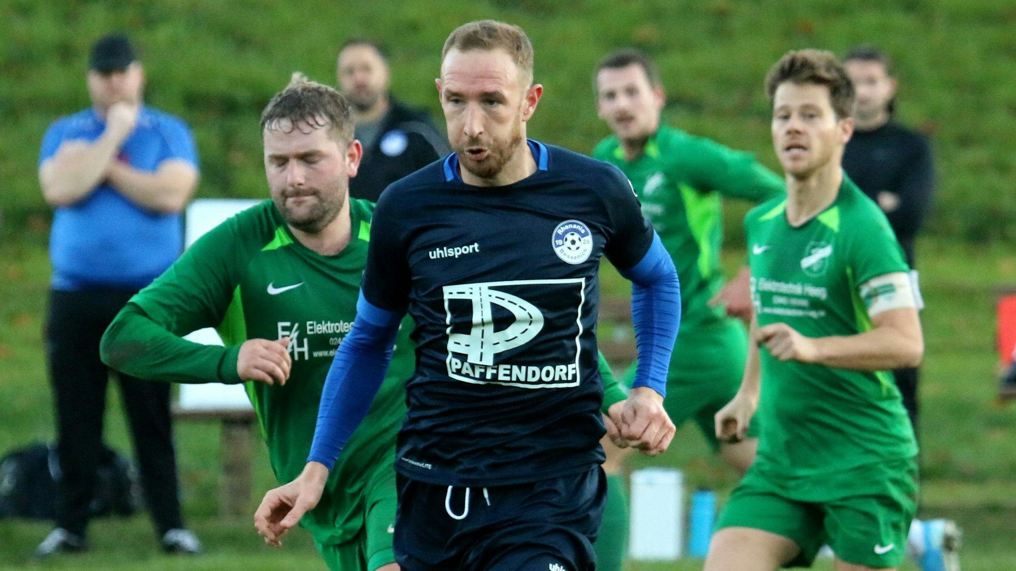 Moritz Hartmann läuft mit aufgeblasenen Backen seinen Gegenspielern davon.
