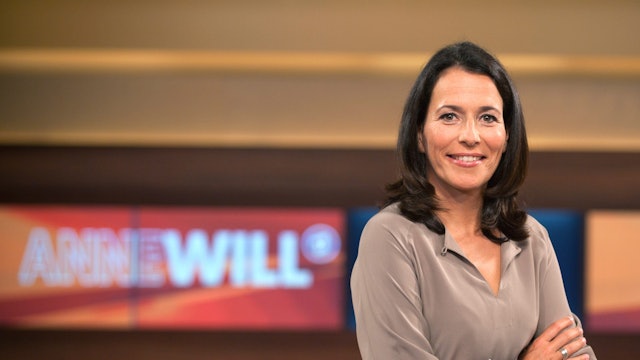 Die Moderatorin Anne Will steht anlässlich ihrer Talkshow in einem TV-Studio.