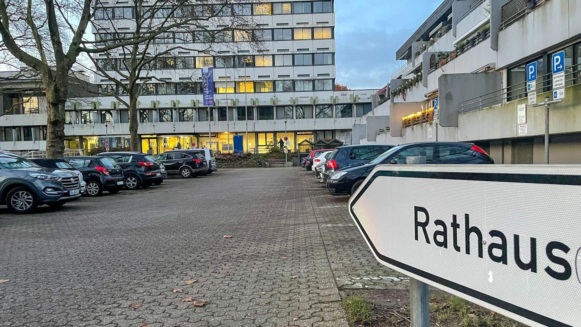 Ein Hinweisschild mit dem Schriftzug „Rathaus“ zeigt auf das Leichlinger Verwaltungsgebäude.