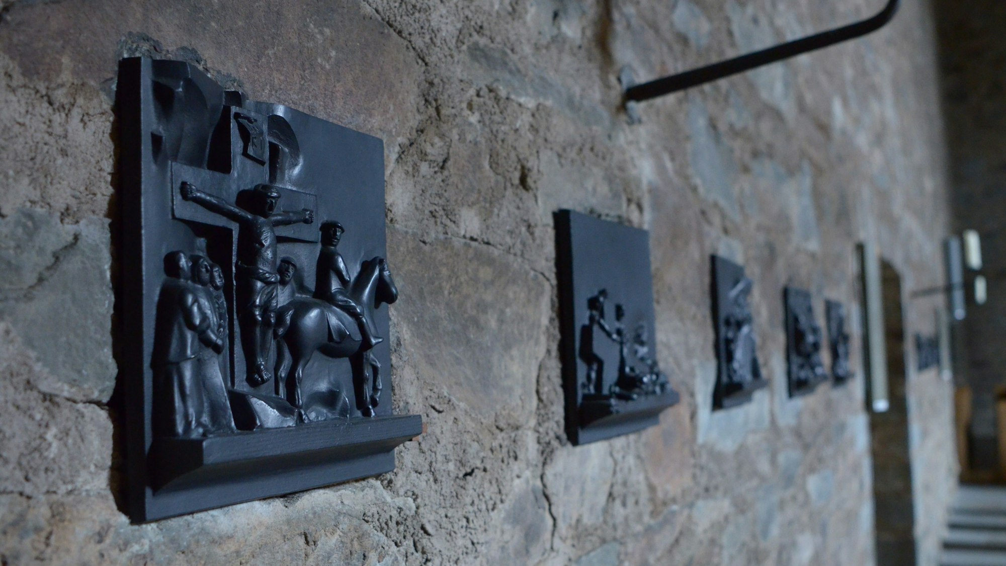 Teile des Kreuzwegs in der Matthiaskirche.