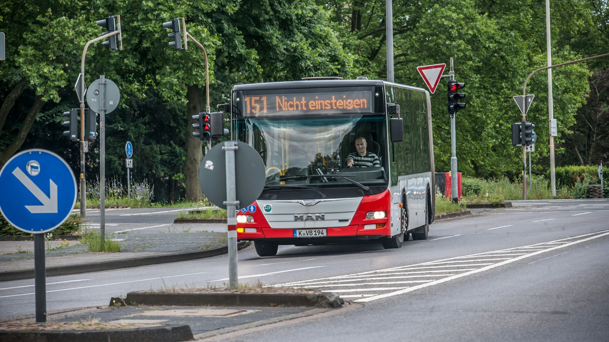 Ein Linienbus fährt auf einer Straße.