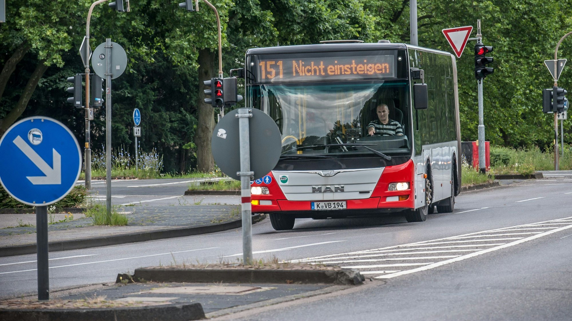 Ein KVB-Bus an der Haltestelle Chempark Leverkusen