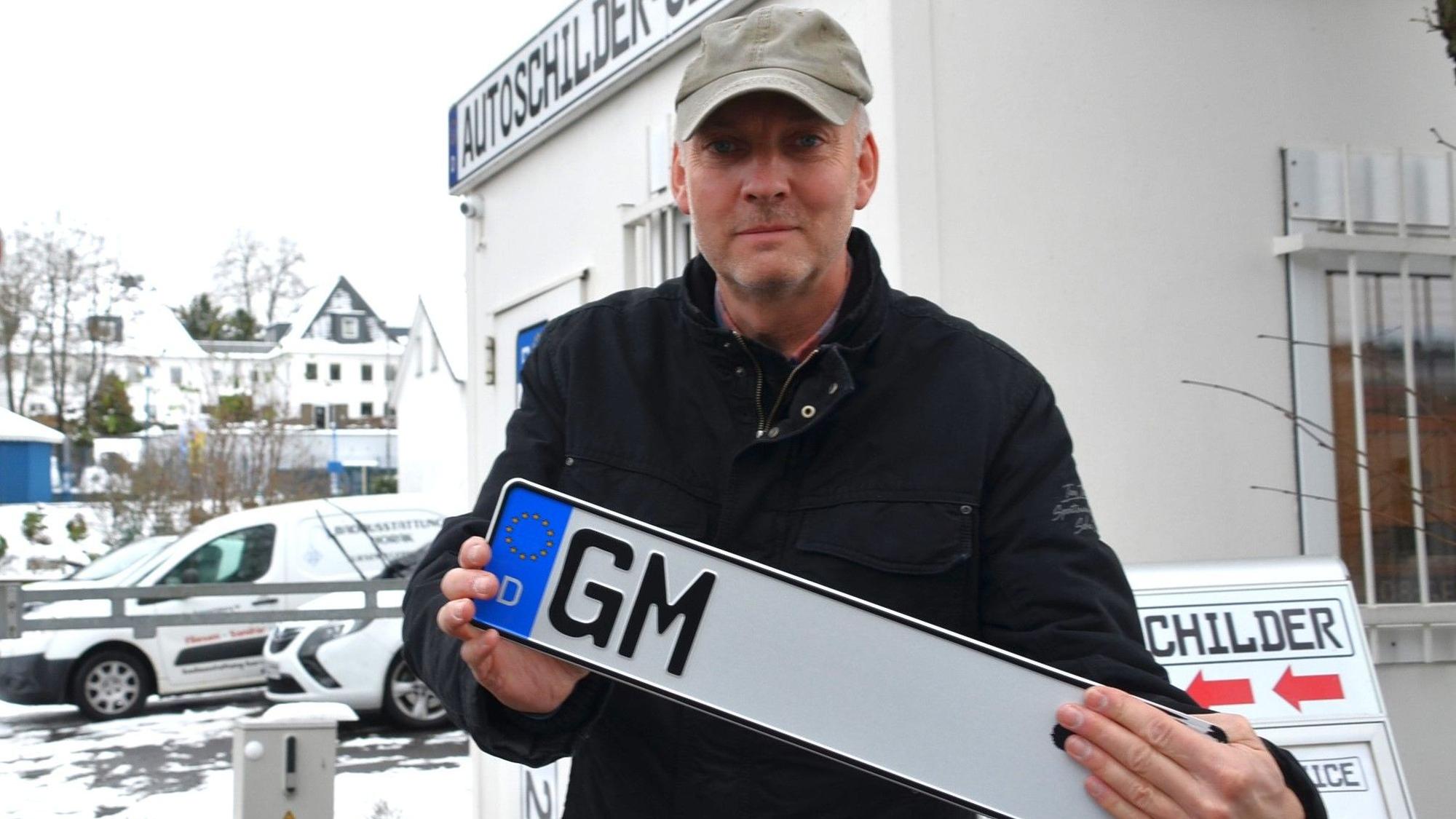 Der Oberbergische Kreis leistet Amtshilfe für den Kreis Olpe, zum Beispiel in der Zulassungsstelle in Waldbröl. Vor den Türen hat Andreas Happ seinen Autoschilder-Service an der Gerdesstraße.