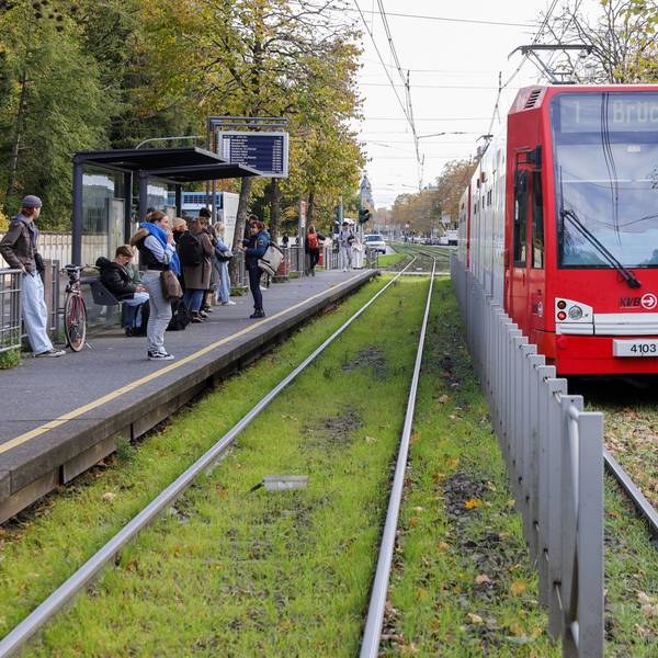 Die KVB-Haltestelle Melaten an der Aachener Straße.
Dort soll eine Wendeanlage entstehen, die den Bahnen einen Gleiswechsel ermöglicht.