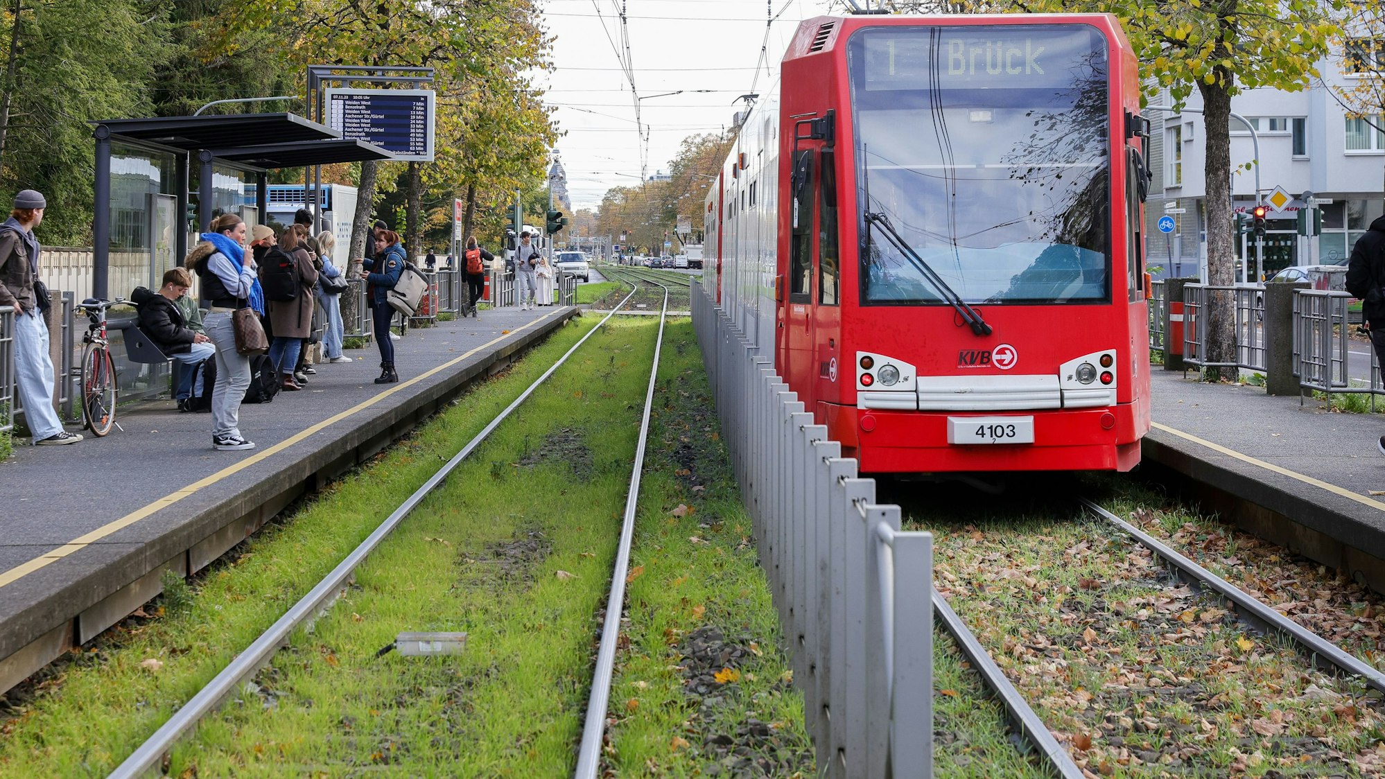 Zu sehen ist die KVB-Haltestelle Melassen an der Aachener Straße.