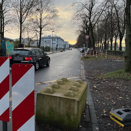Das Foto zeigt eine Verengung an der Alfred-Schütte-Allee in Köln-Poll.