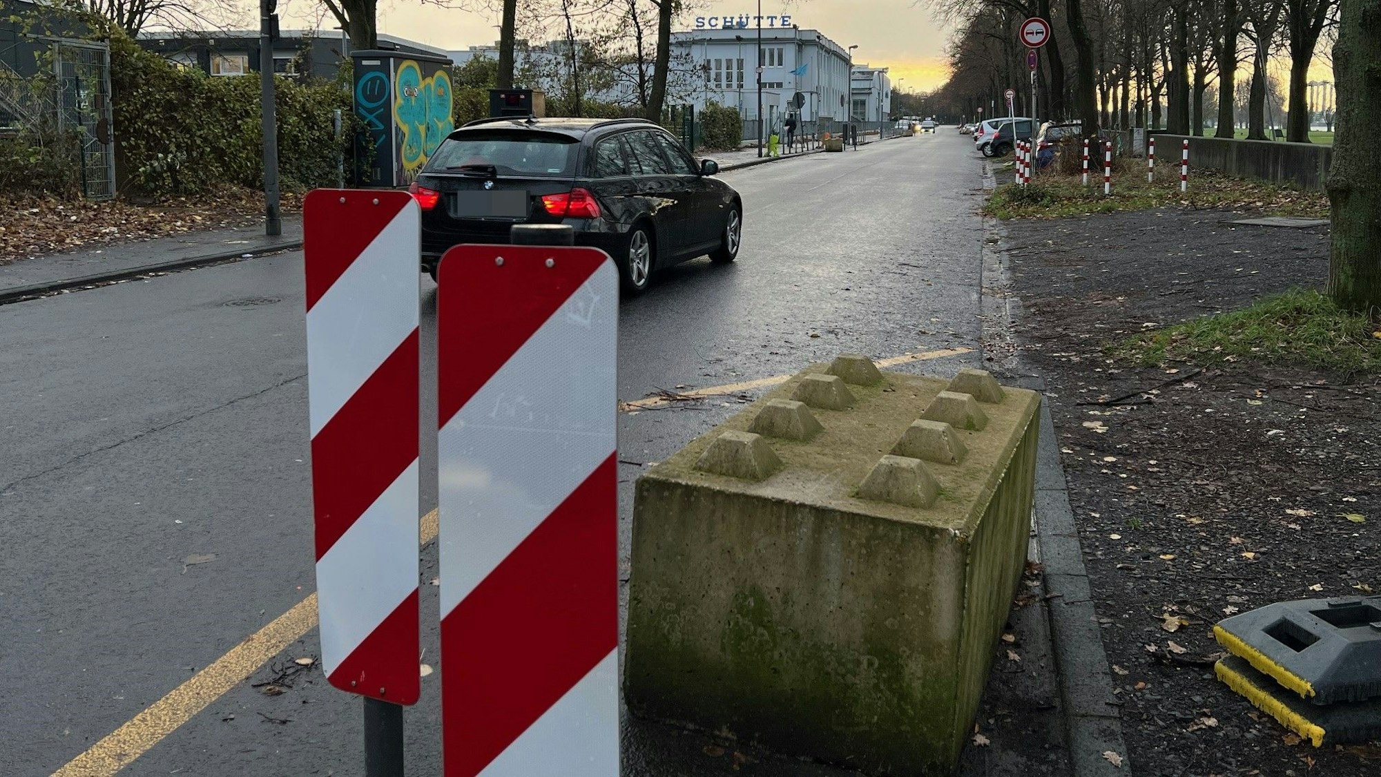 Das Foto zeigt eine Verengung an der Alfred-Schütte-Allee in Köln-Poll.