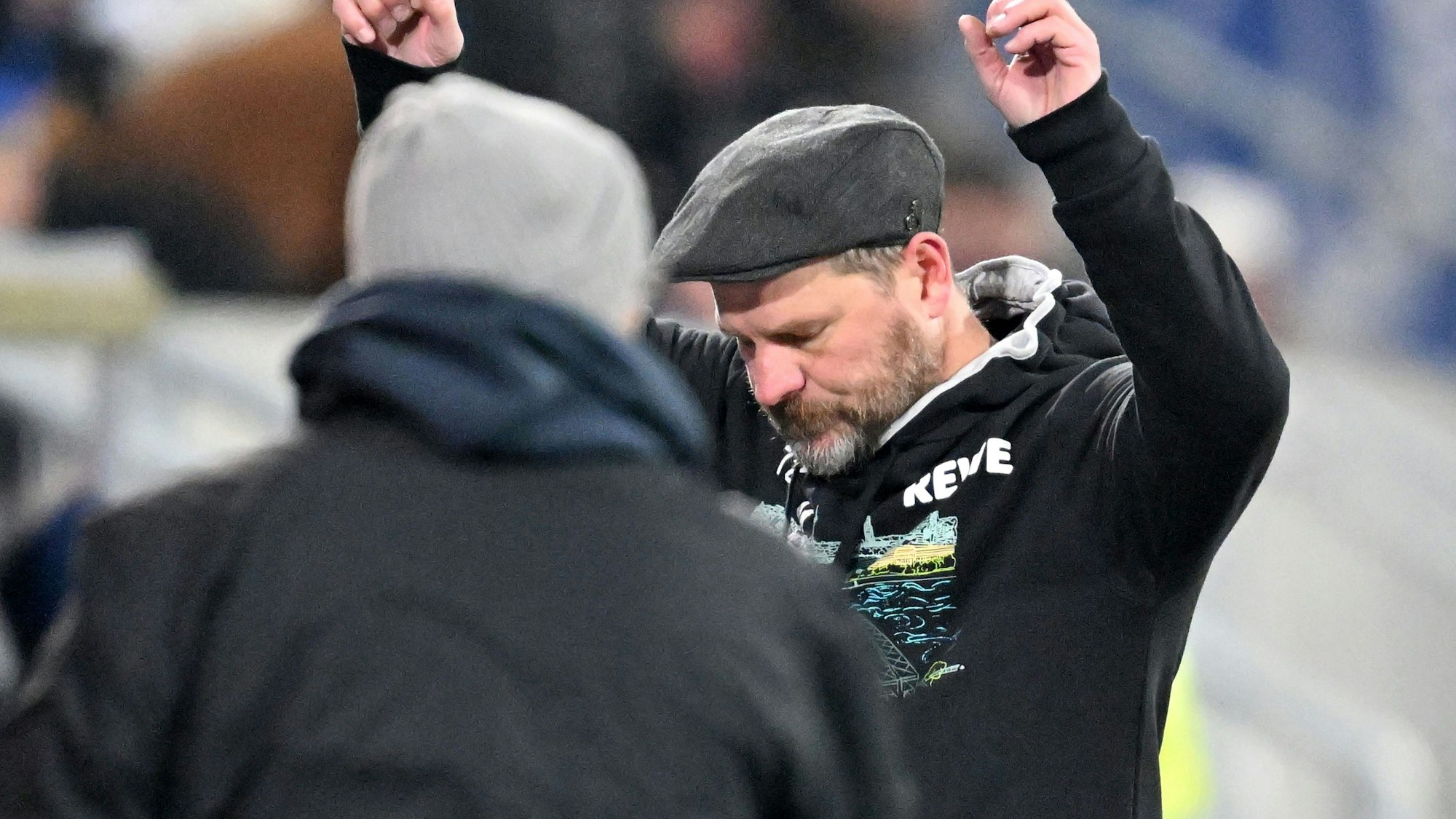 FC-Trainer Steffen Baumgart jubelt nach dem Sieg gegen den SV Darmstadt.