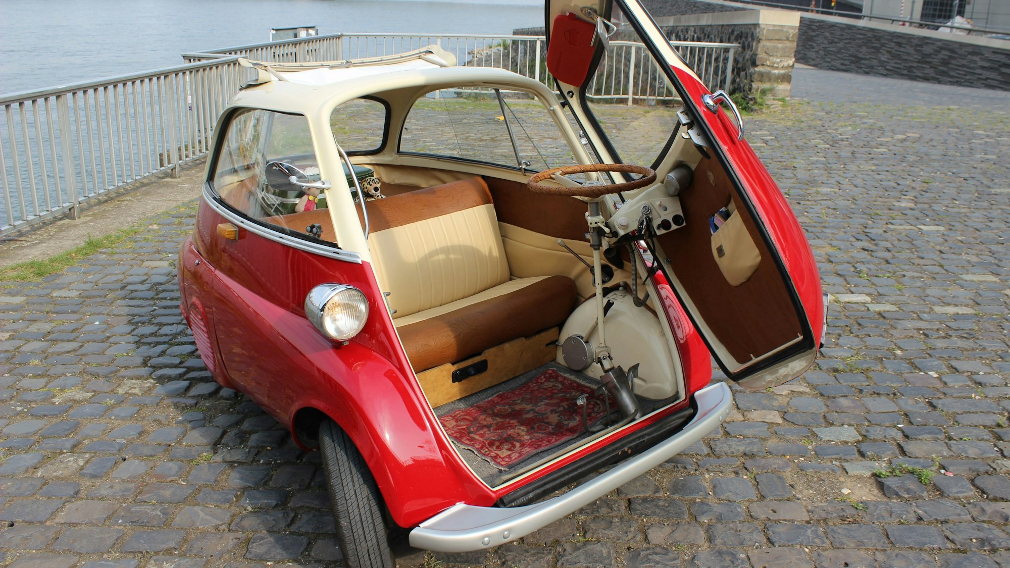 Die Kabine der BMW Isetta öffnet sich wie ein Kühlschrank nach vorne.