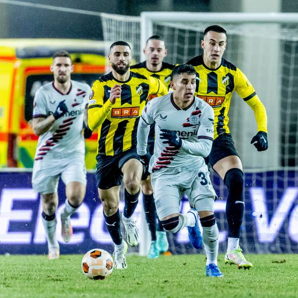 Leverkusens Gustavo Puerta läuft den Verteidigern von BK Häcken davon.