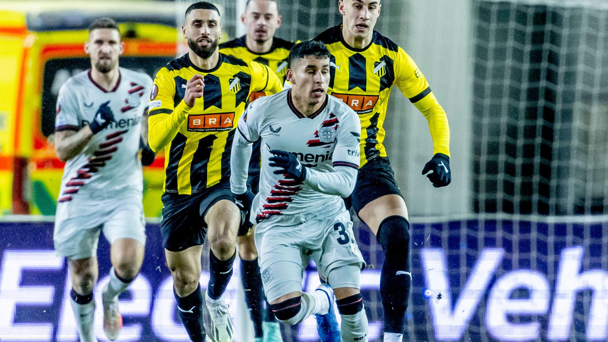 Leverkusens Gustavo Puerta läuft den Verteidigern von BK Häcken davon.