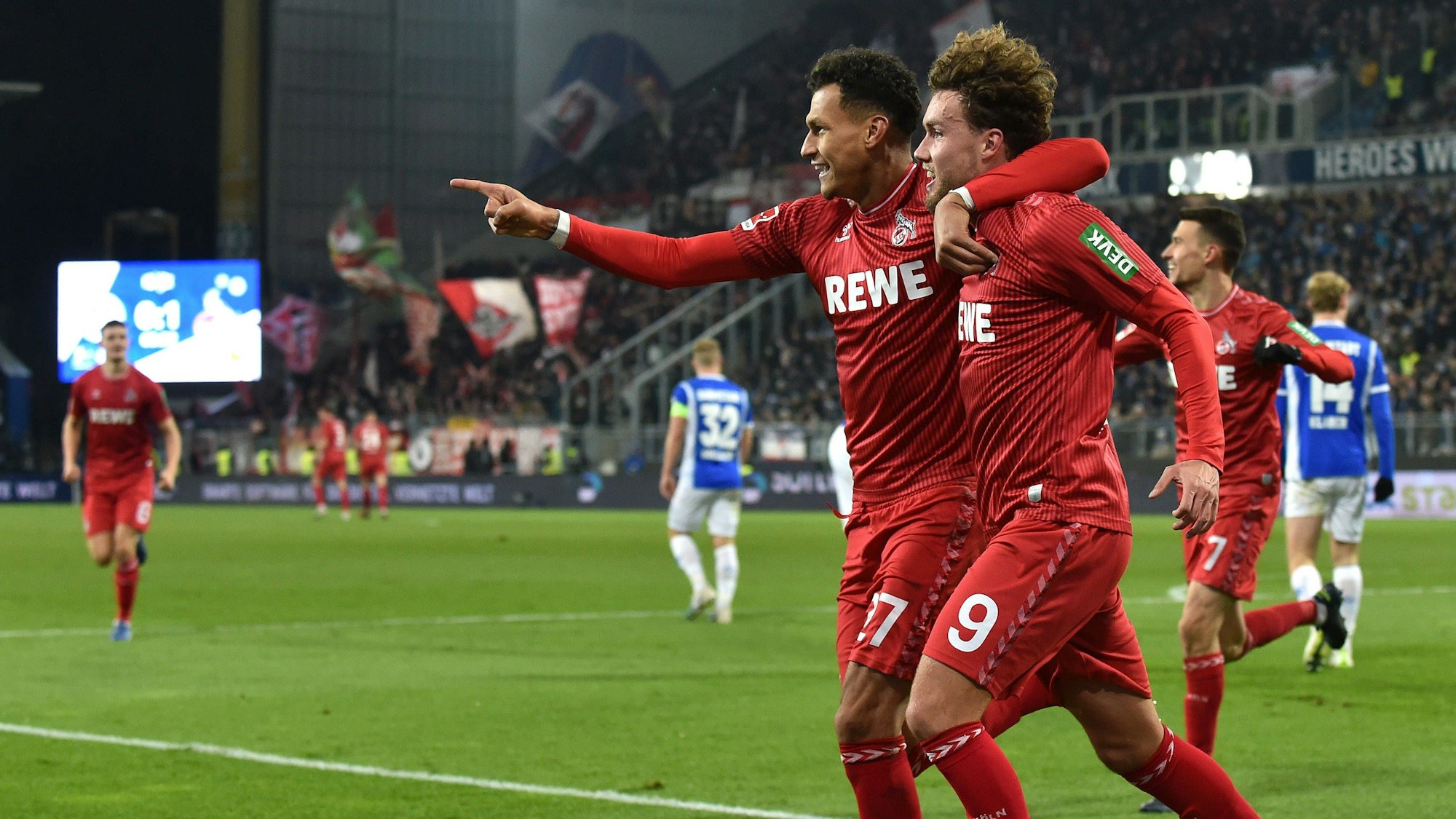 Torschütze und Vorbereiter: Davie Selke und Luca Waldschmidt jubeln nach dem 1:0 für den FC.