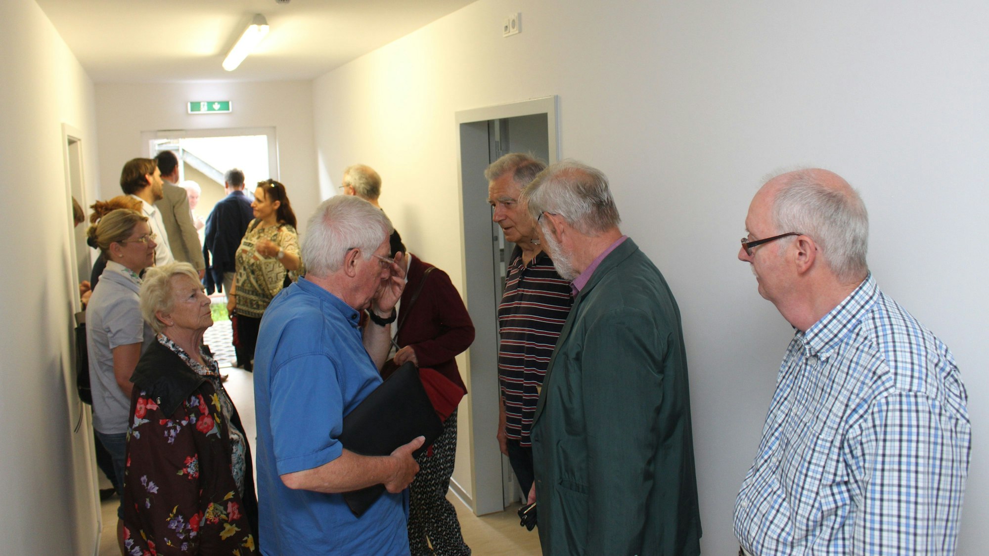 Overather Ratsmitglieder besichtigen 2016 eine neu gebaute Unterkunft.