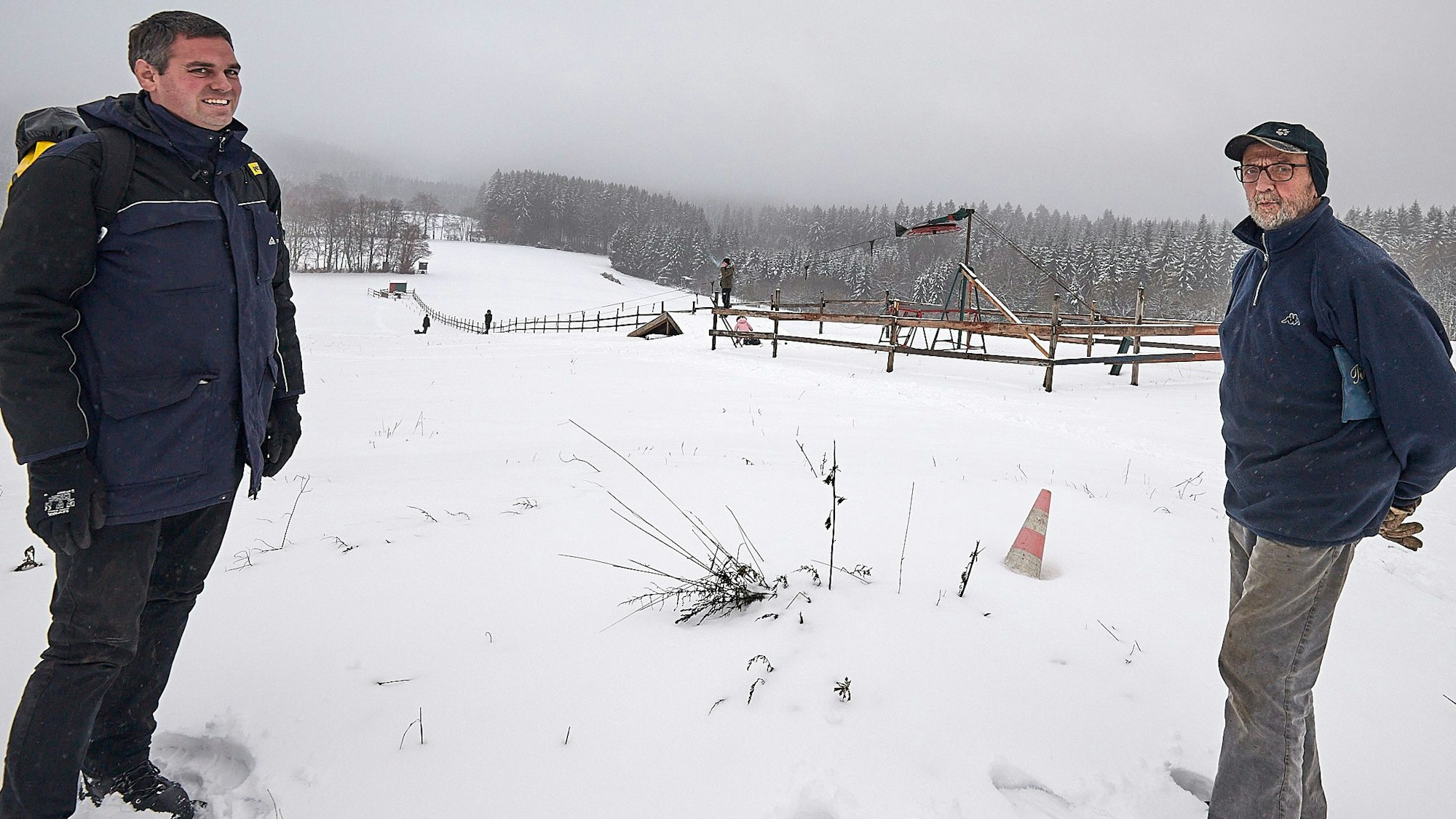 Mark Mühren und Alfred Zander begutachten den Rodelhang am Weißen Stein, im Hintergrund der Rodellift.