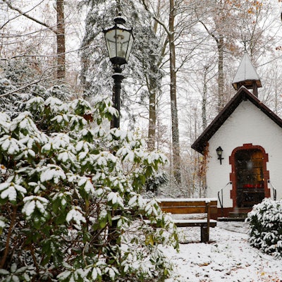 Kapelle im Wald und im Schnee