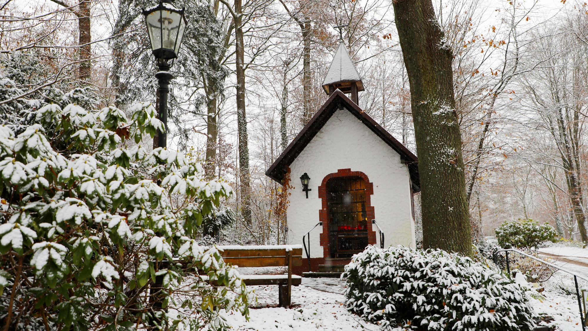 Kapelle im Wald und im Schnee