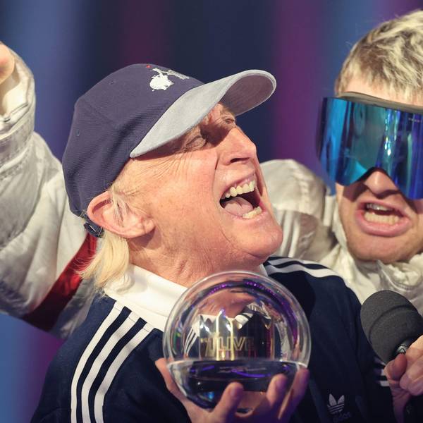 Ski Aggu (r) und Otto Waalkes freuen sich über ihren Preis "Bester Song" bei der Preisverleihung "1Live Krone" im Lokschuppen Bielefeld.