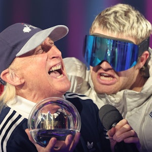 Ski Aggu (r) und Otto Waalkes freuen sich über ihren Preis "Bester Song" bei der Preisverleihung "1Live Krone" im Lokschuppen Bielefeld.