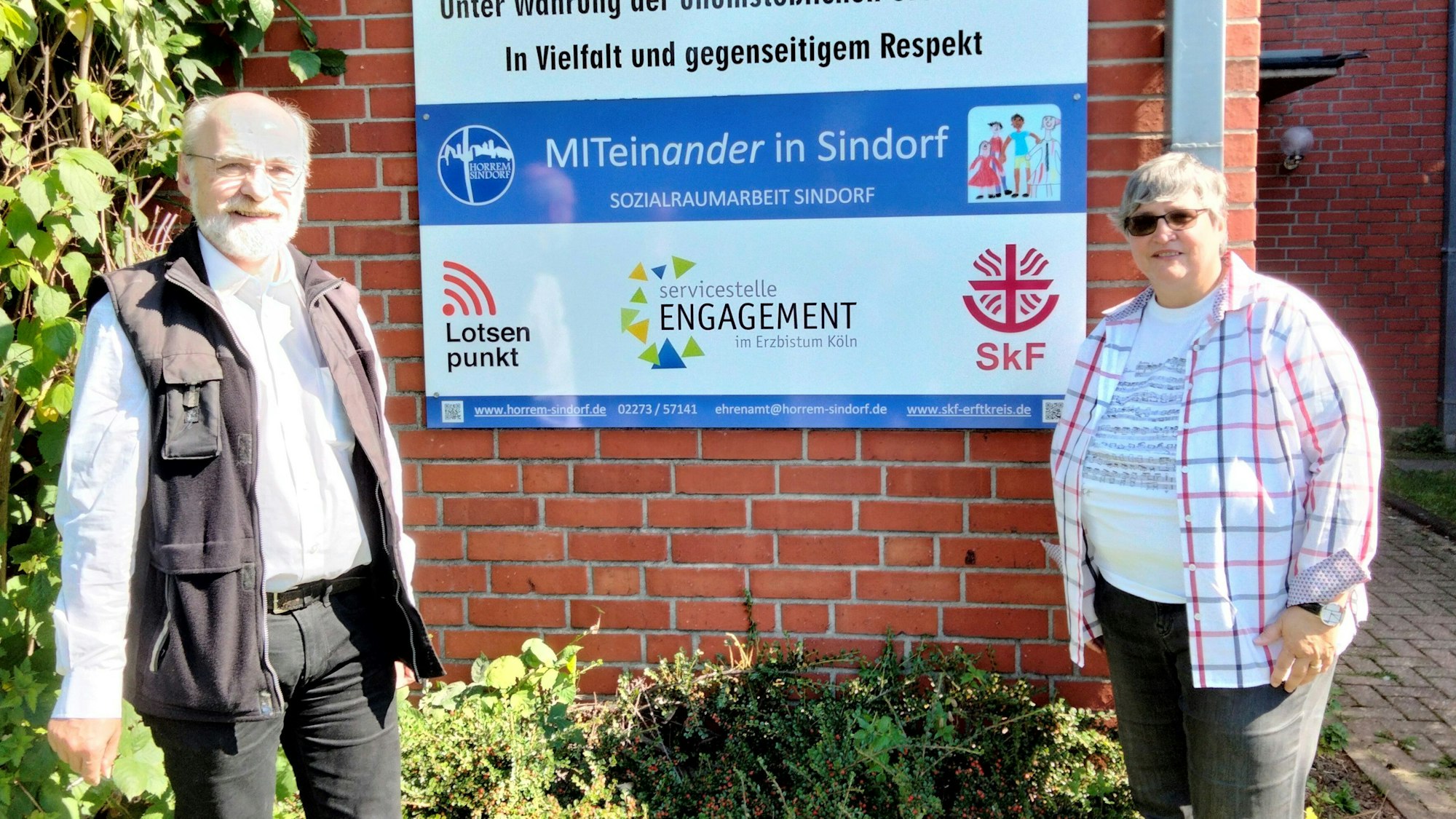 Pfarrer Hans-Gerd Wolfgarten und Jutta Faasen, Pfarrgemeinderats-Vorsitzende, beim Einzug der Sozialraumarbeit in ein Haus an der Kerpener Straße im Jahr 2021.