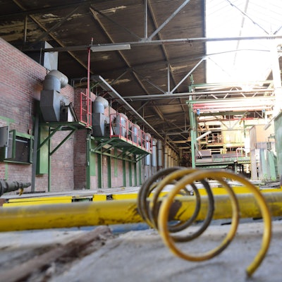 Auf dem Bild ist eine alte Werkhalle zu sehen