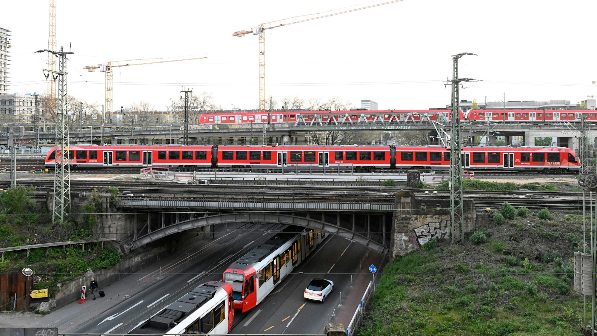 Züge überqueren eine Eisenbahnbrücke am Deutzer Bahnhof.