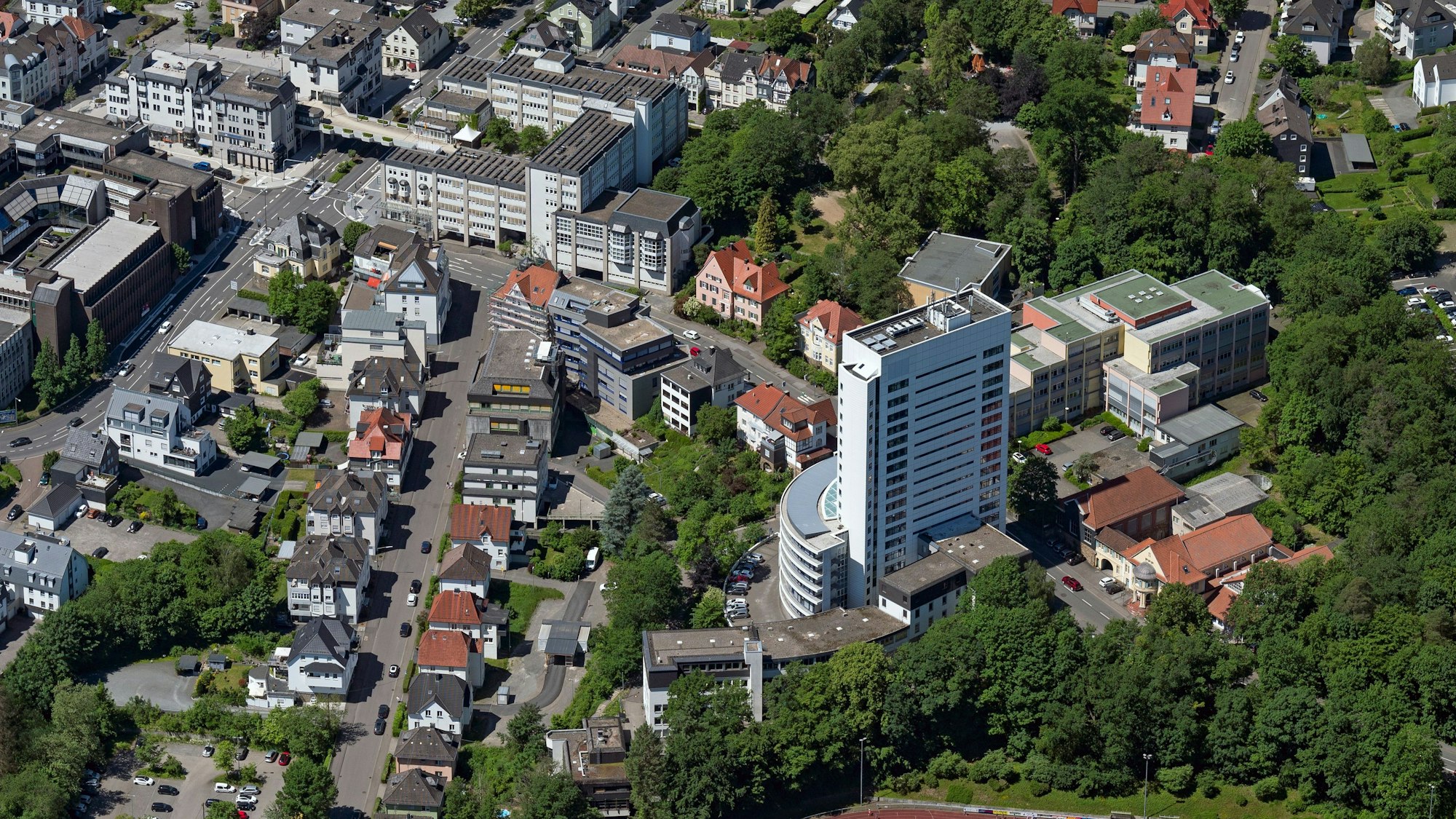 Das Kreishaus in der Gummersbacher innenstadt aus der Luft aufgenommen.