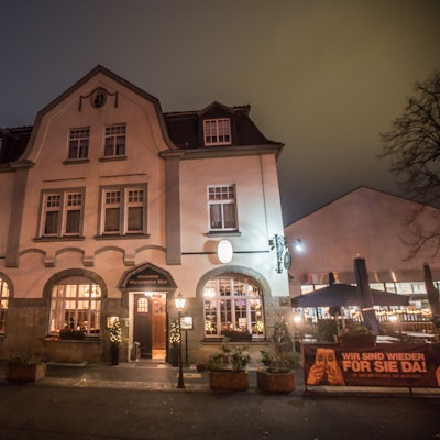 Der Manforter Hof am Abend.